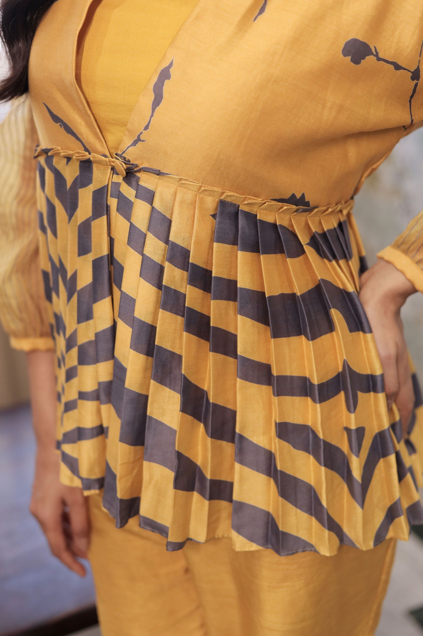 MUSTARD & GREY PRINTED PLEATED TOP WITH SLIP